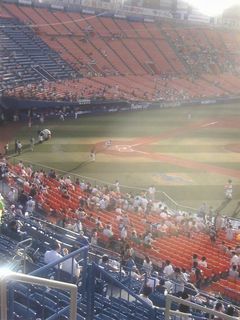 試合直前の横浜スタジアム。まだ太陽が眩しい。