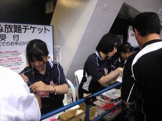 受付のお姉さんにリストバンドをはめてもらう