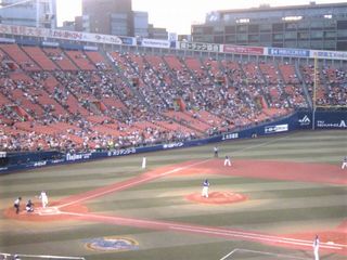先攻横浜の一番打者内川。ピッチャーは中日ネルソン