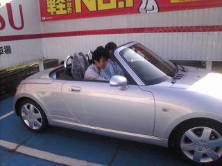 店員さんからオープンの操作を教わる息子