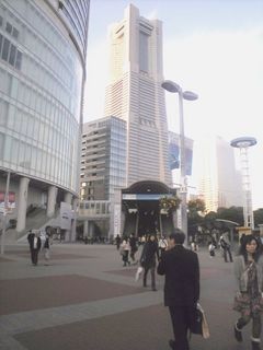 みなとみらいの玄関口、桜木町駅前はいつもより人が少なかった。