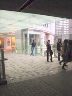 動く歩道からのエントランス