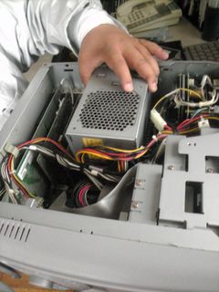 この電源ユニットの下にメモリーが…