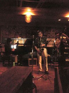 高橋三雄(as)、日ノ下慶二(p)、田野重松(b)