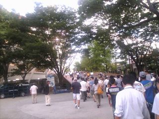 スタジアムの敷地に入ってきました
