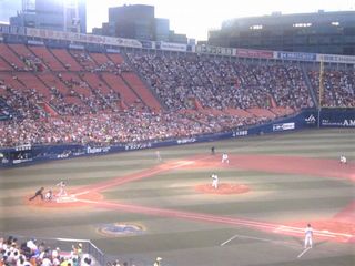 試合開始直後。ジャイアンツ坂本が清水の初球を打つ。