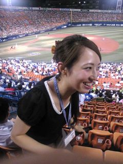 7回裏が終わり、目印のリストバンドを回収しに来てくれた可愛らしいMさん