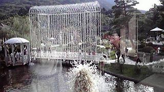 庭園の中心に輝くクリスタルアーチ