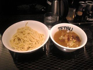 注文したのは一番ベーシックな800円の「つけめん」です。麺の太さは2ミリくらいのぶっとさ!スープは濃厚ですが好みに薄くできます。