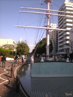 街の真中に船が??三笠公園通りにある日本丸のモニュメント。