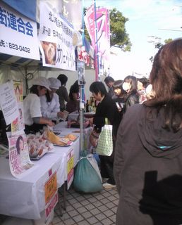 海軍カレーパンを売っているテントはやはり人気で、行列ができていました。