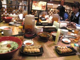 一つのテーブルにゆったり10人座れます。